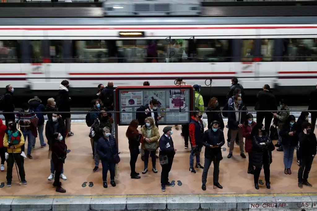 Los espaoles sufrieron la tercera mayor cada de renta disponible