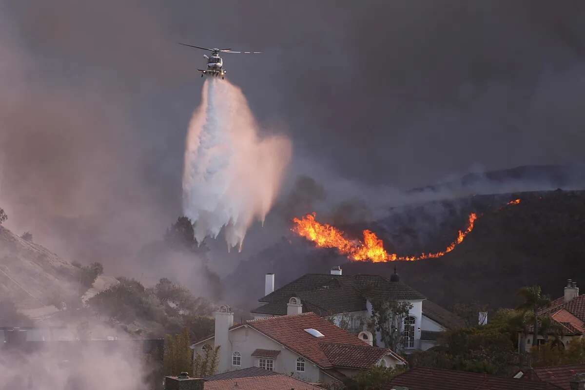 Los incendios en Los Ángeles que han dejado ya 25 muertos comienzan a ceder mientras las autoridades combaten los saqueos