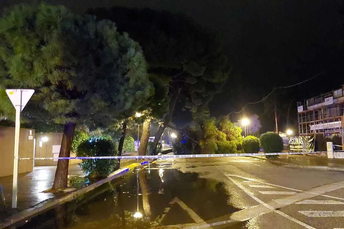 Una lluvia torrencial anega Sitges, donde han caído árboles y hay calles cortadas