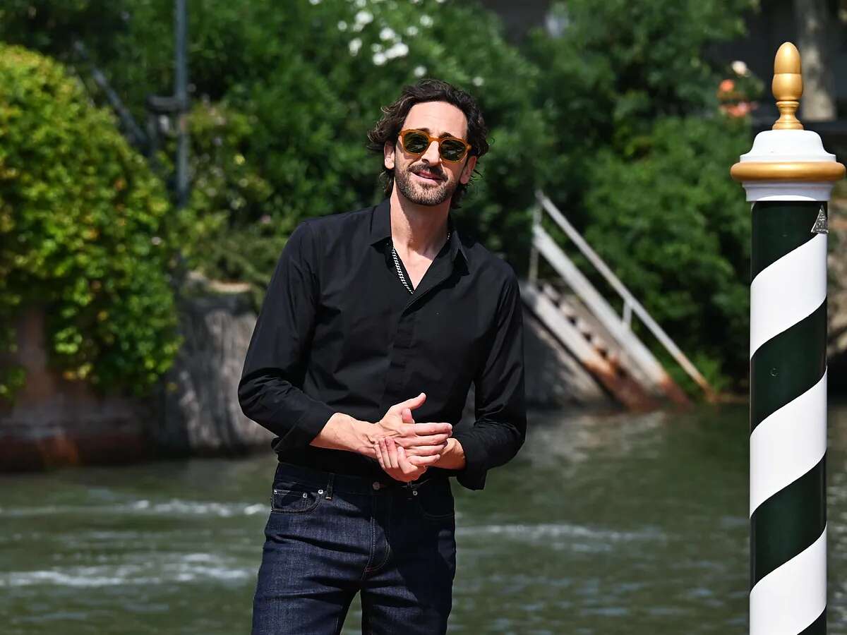 Adrien Brody, el galán de la nariz rota que conquistó a Elsa Pataky y que sale con la ex de Harvey Weinstein triunfa en el teatro