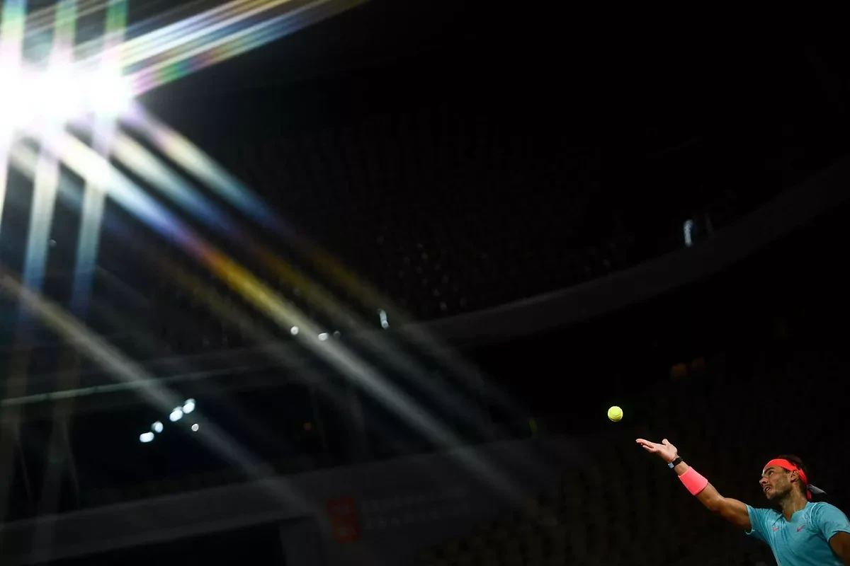 Nadal responde al empuje del joven Sinner en la madrugada parisina