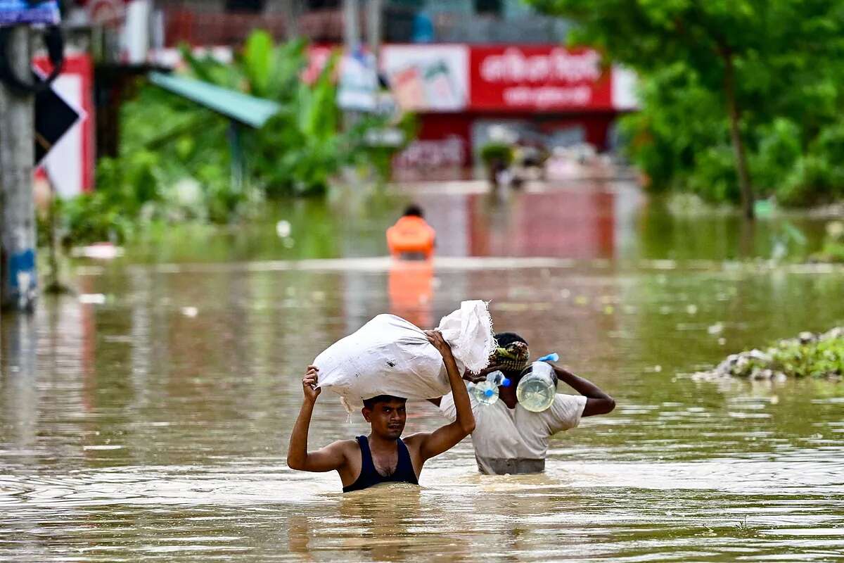 Las peores inundaciones en Bangladesh dejan al menos 42 muertos y 300.000 refugiados