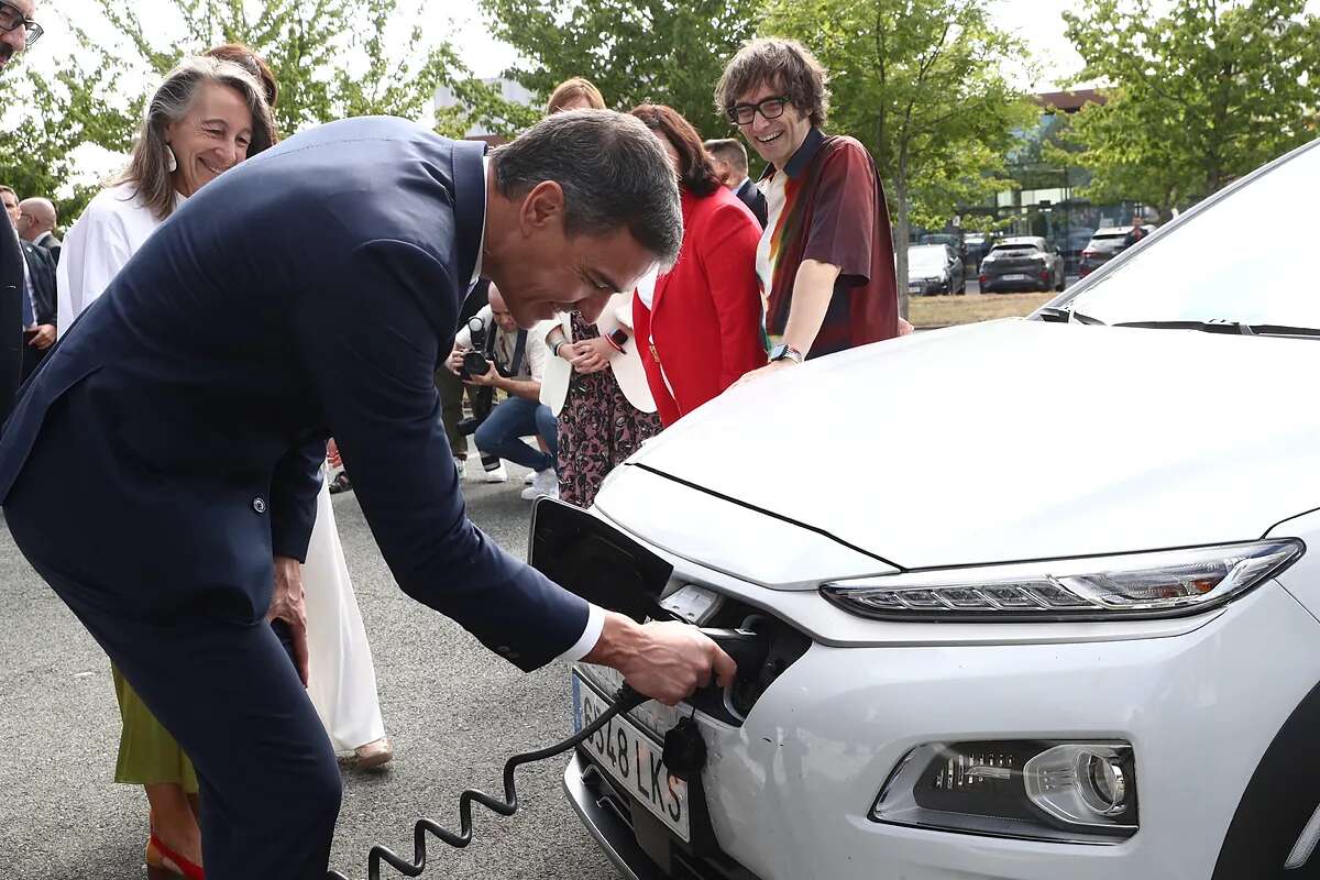 Pedro Sánchez prefiere cerrar los ojos pero, cuando los abra, el dinosaurio seguirá ahí