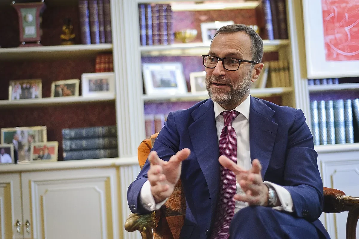 James Costos, ex embajador de EEUU en España, renuncia a su asiento en el consejo de Grifols