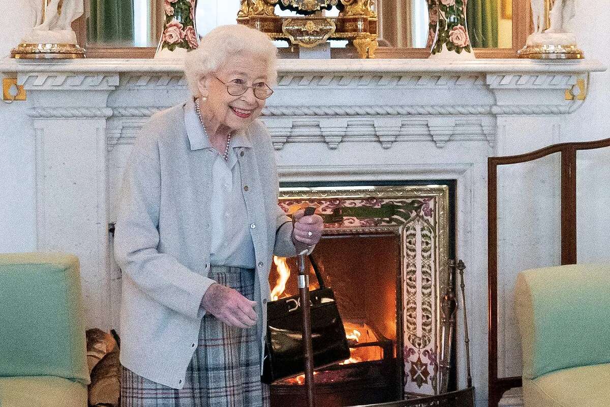 Isabel II padecía cáncer de huesos y sabía que iba a morir, según Boris Johnson