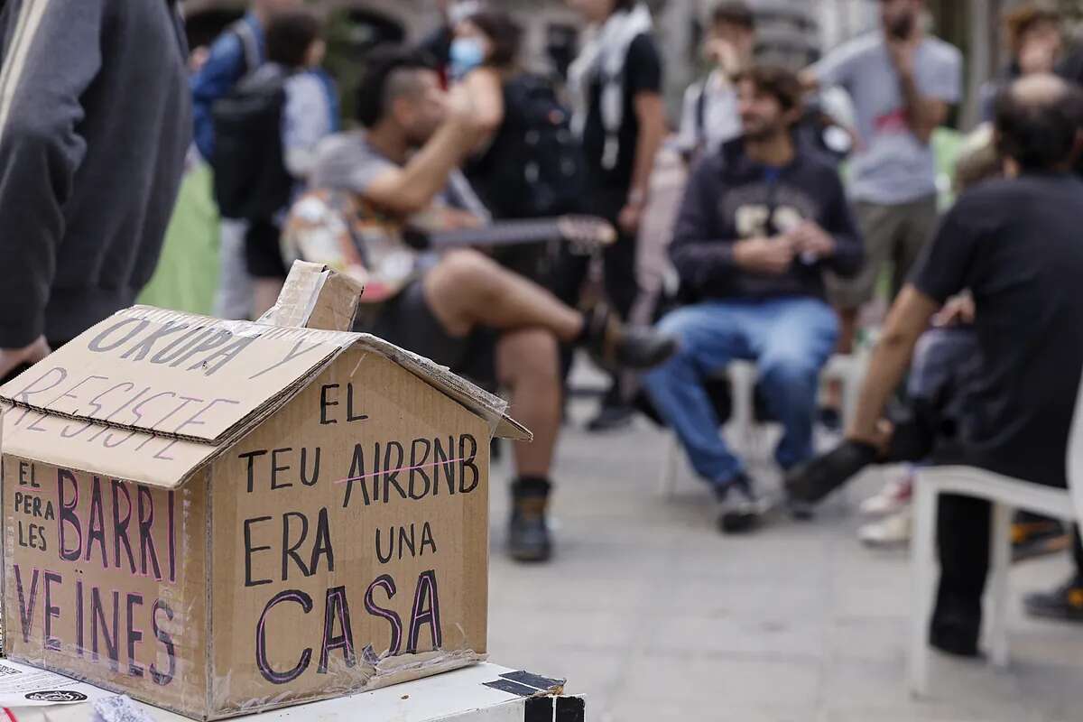 En la acampada por la vivienda en el corazón de Valencia que revive el germen del activismo social del 15 M: 