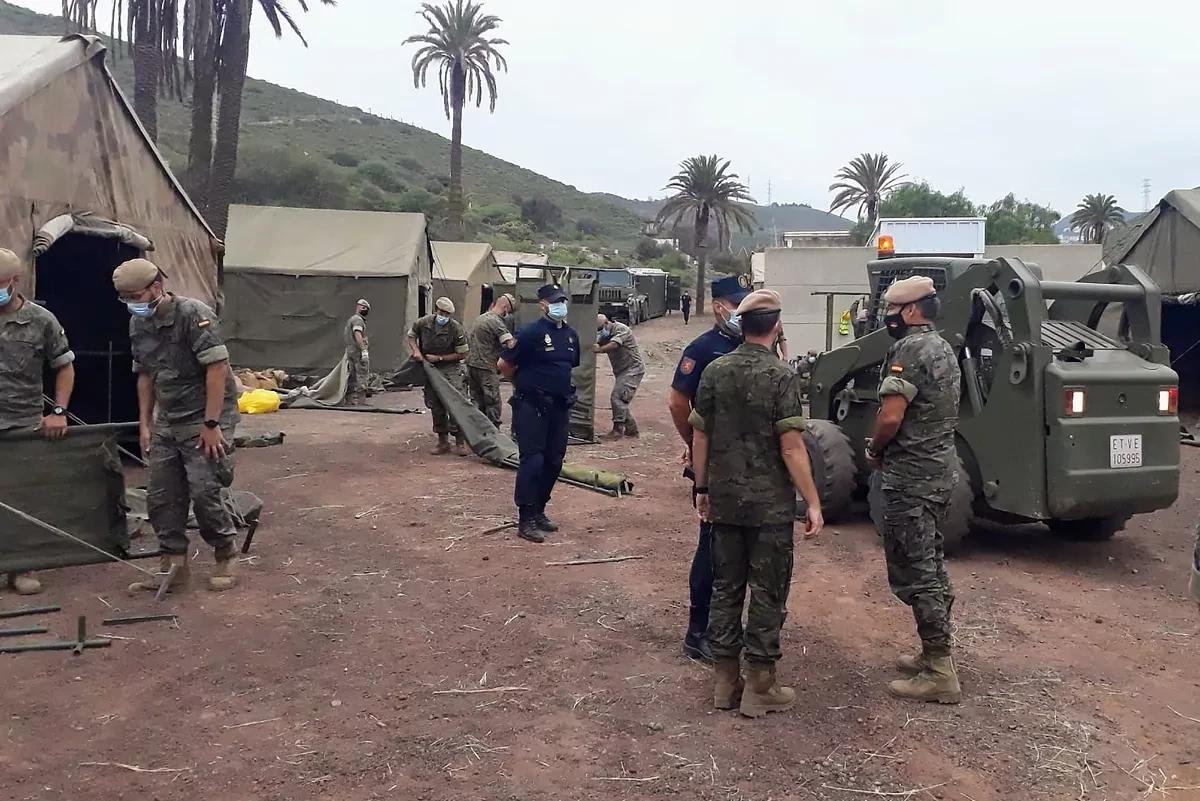 El Ejecutivo recurre a los militares para afrontar la crisis migratoria de Canarias