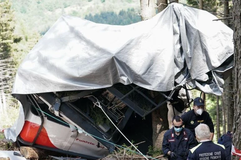 Sale de la UCI Eitan, el niño de cinco años que sobrevivió al accidente de un teleférico en Italia