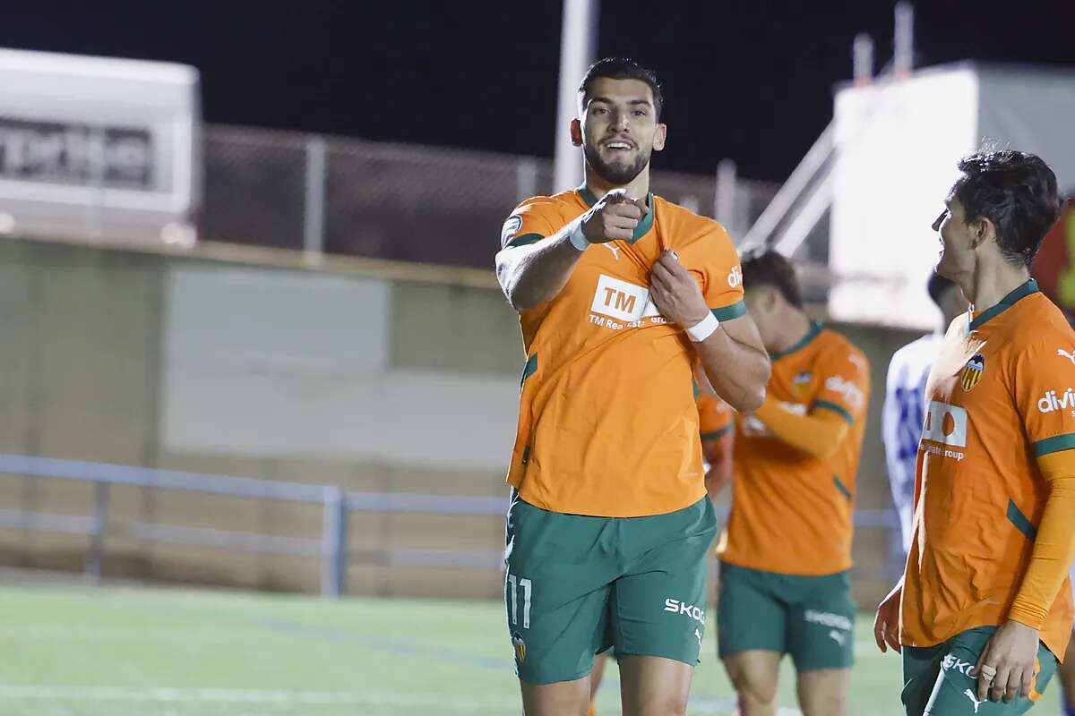 Rafa Mir regresa con un gol para impulsar al Valencia y se lleva algún abucheo