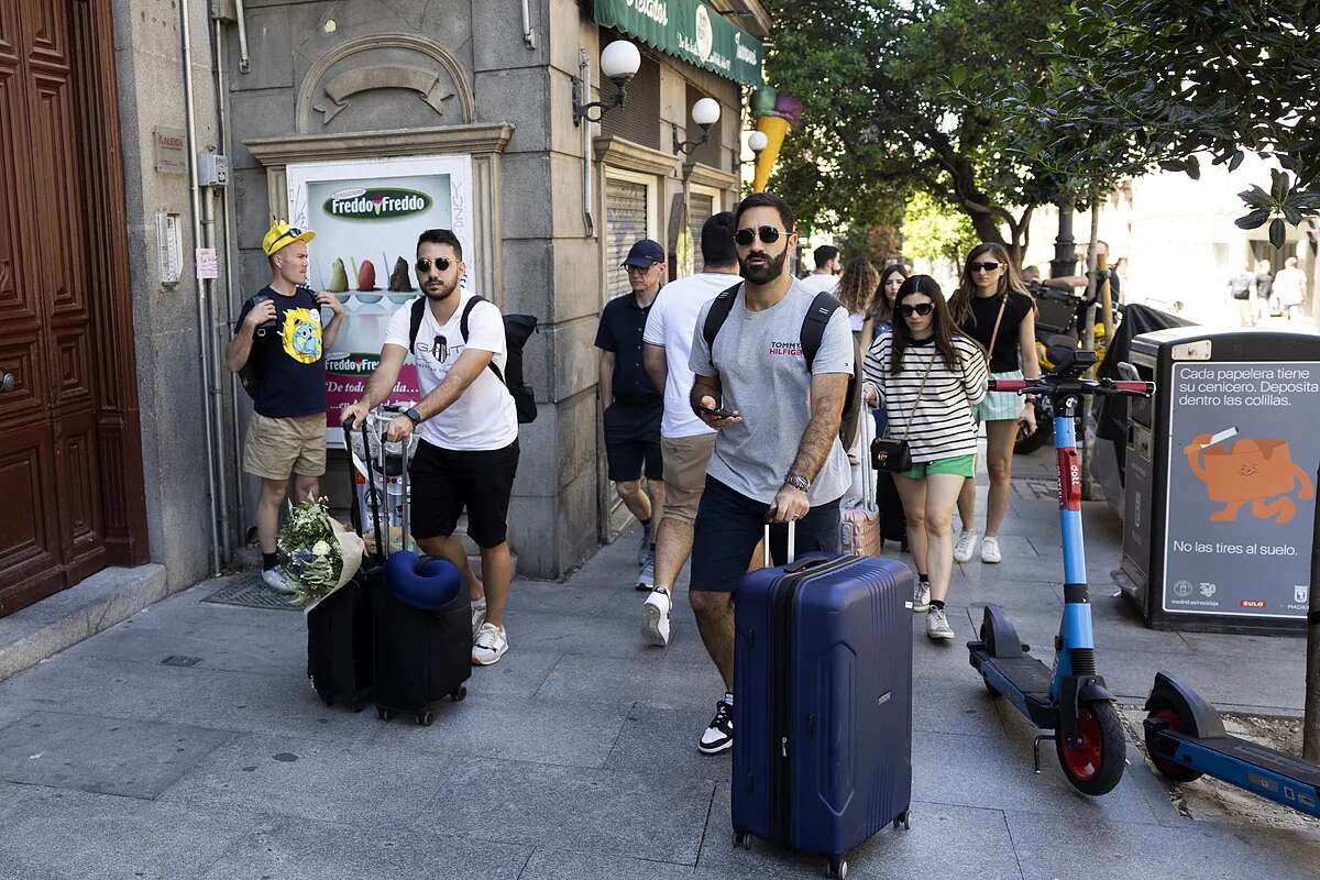 El PSOE declara la guerra a los pisos turísticos y anuncia un impuesto progresivo para quien tenga tres o más viviendas