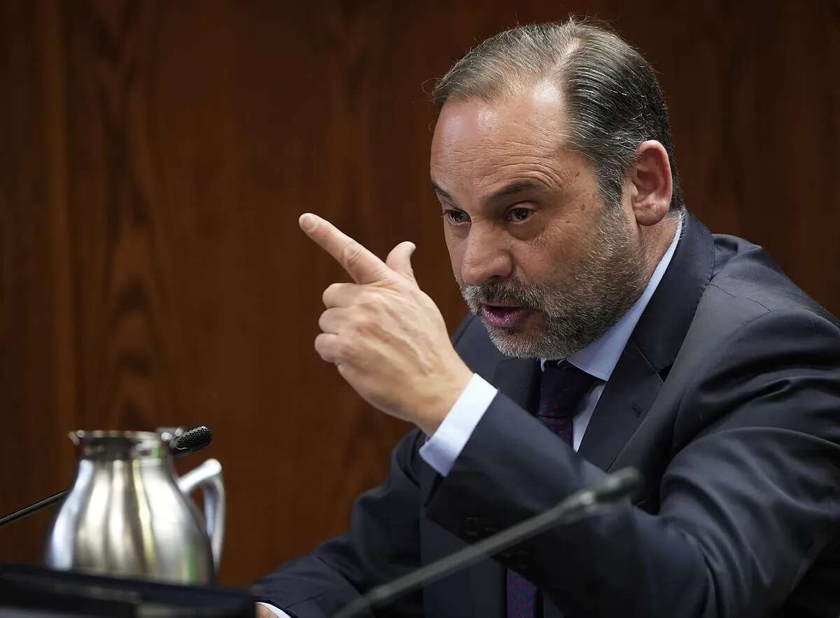 Ábalos chulea y miente cuando el PP le deja