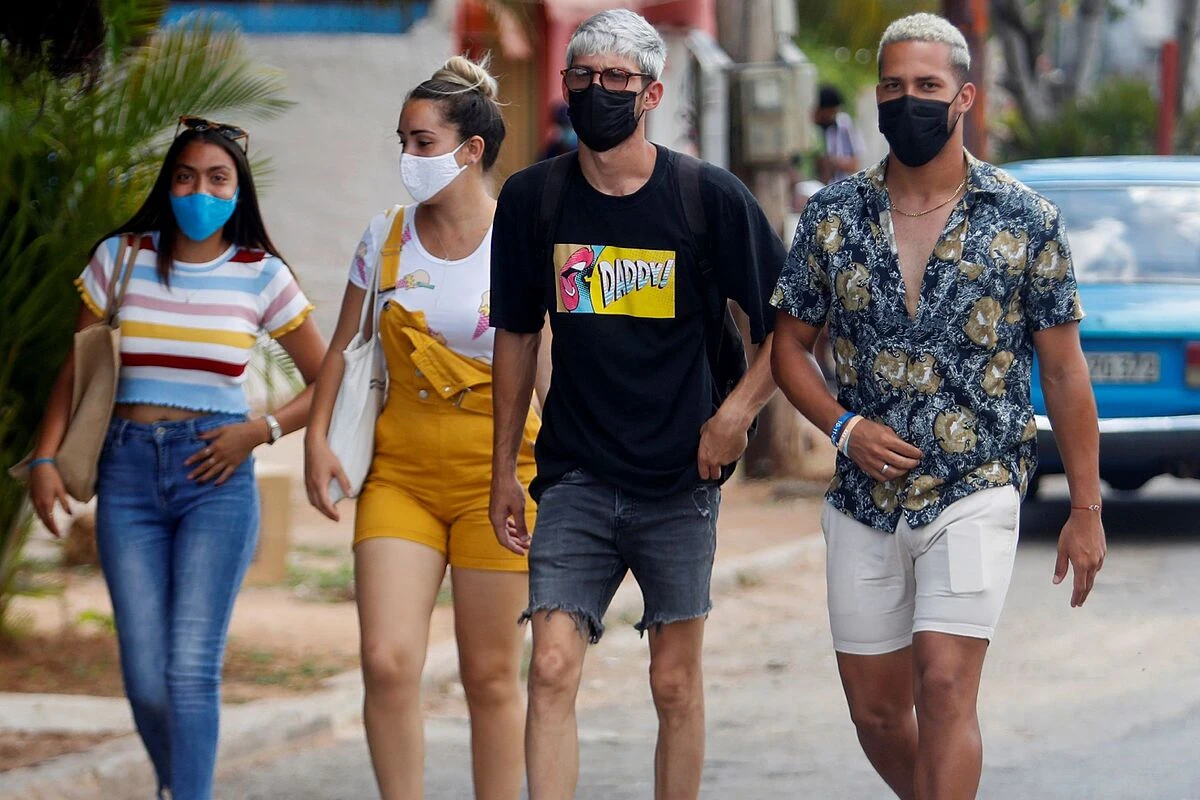 Castilla-La Mancha estudia eliminar el uso de mascarilla al aire libre