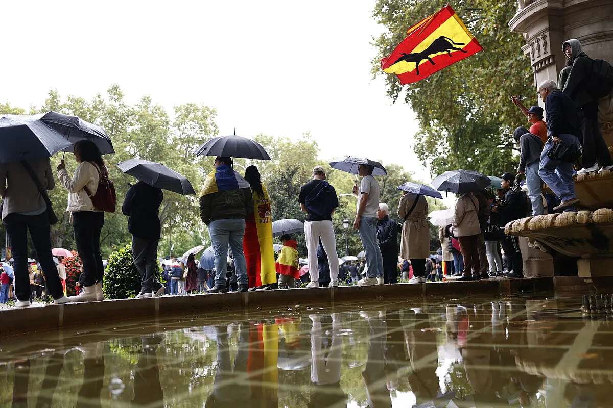 Cañonazos, truenos y paraguas en un día de exaltación nacional: 