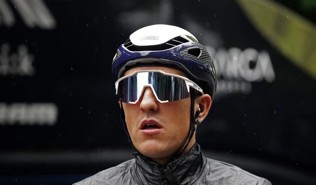 Nueva catástrofe en una grande para Marc Soler: Rotura de muñeca y abandono del Tour