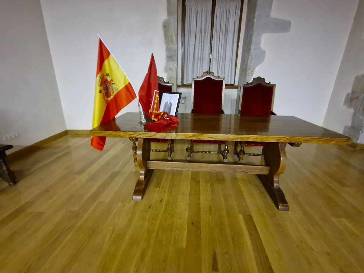 EH Bildu coloca una bandera de España del 'todo a 100' junto a la foto del Rey para burlar la sentencia de un tribunal navarro