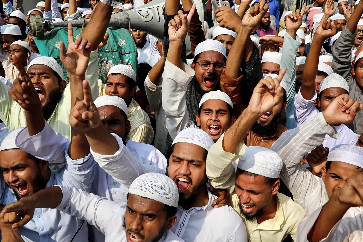 Linchan y queman a un hombre en Bangladesh acusado de faltar el respeto al Corn