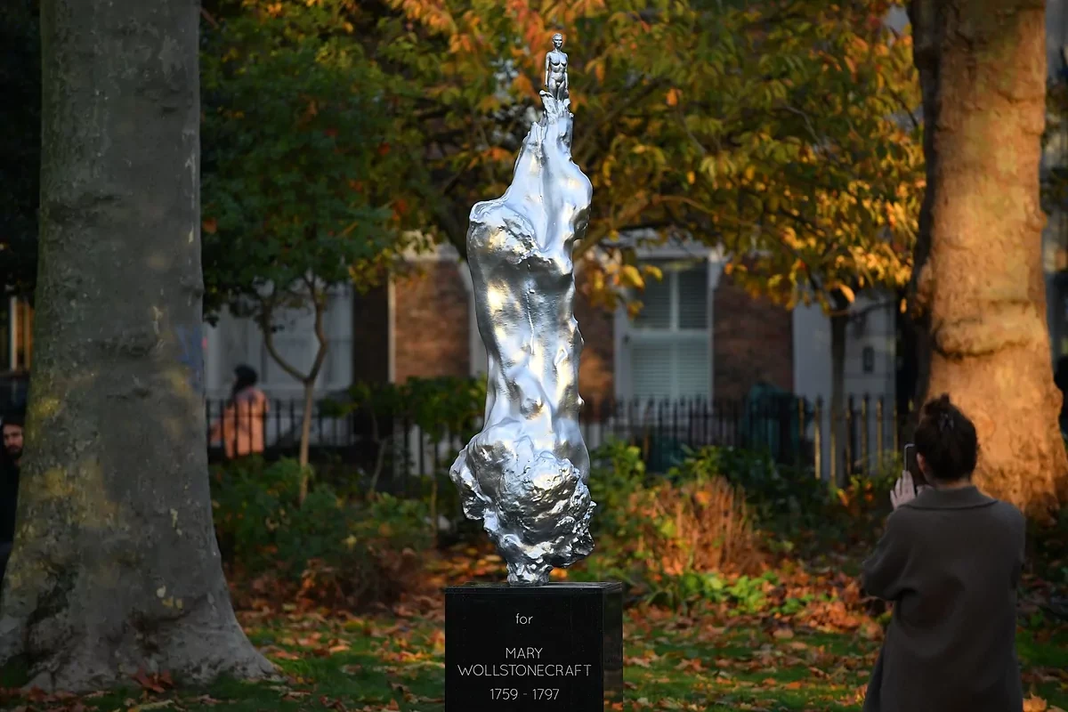 Cubren con cinta y mascarillas la estatua en homenaje a Mary Wollstonecraft