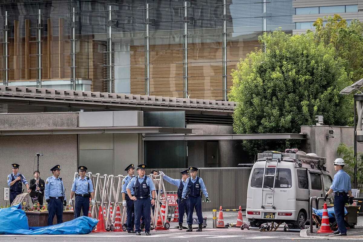 Un hombre lanza varios artefactos incendiarios contra la sede del PDL y estrella una furgoneta contra la verja de la residencia del primer ministro de Japón