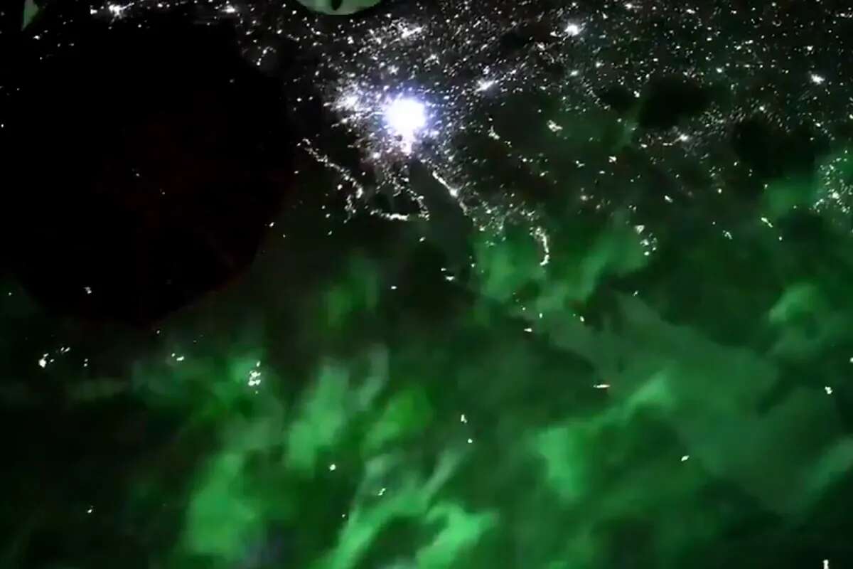 Un astronauta captura una aurora boreal impresionante vista desde el espacio