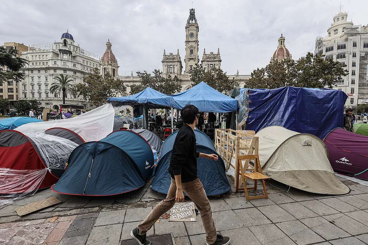 Los indignados de la vivienda disuelven su acampada en Valencia tras una semana: 