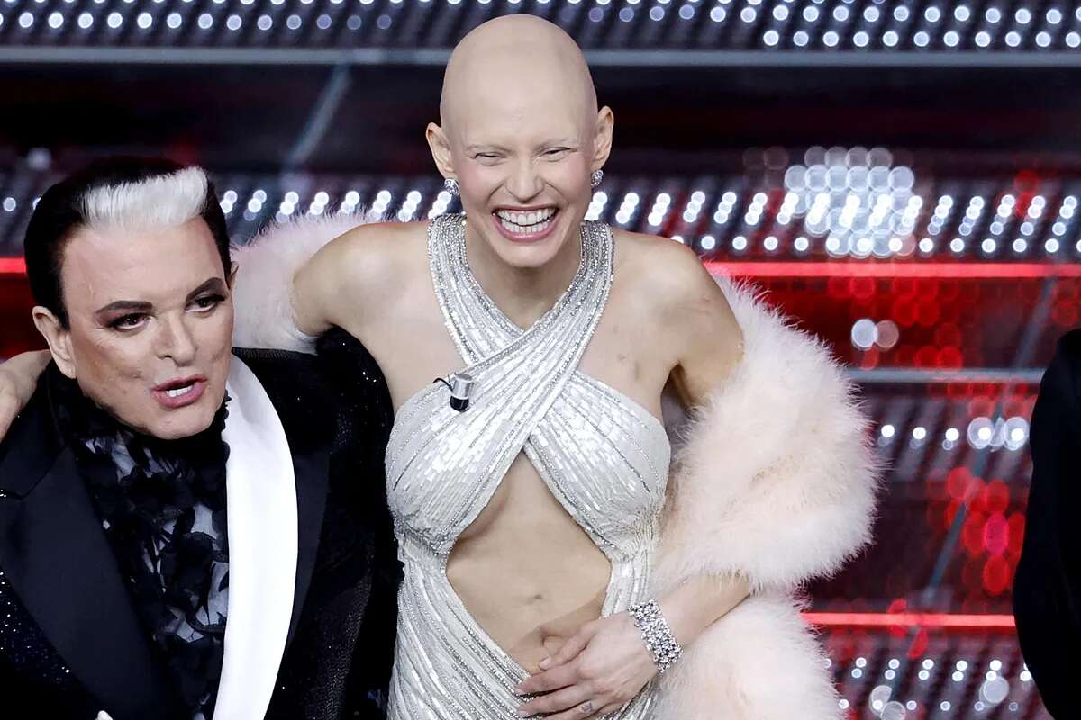 La modelo italiana Bianca Balti y el vestido con el que muestra la cicatriz de su lucha contra el cáncer en Sanremo