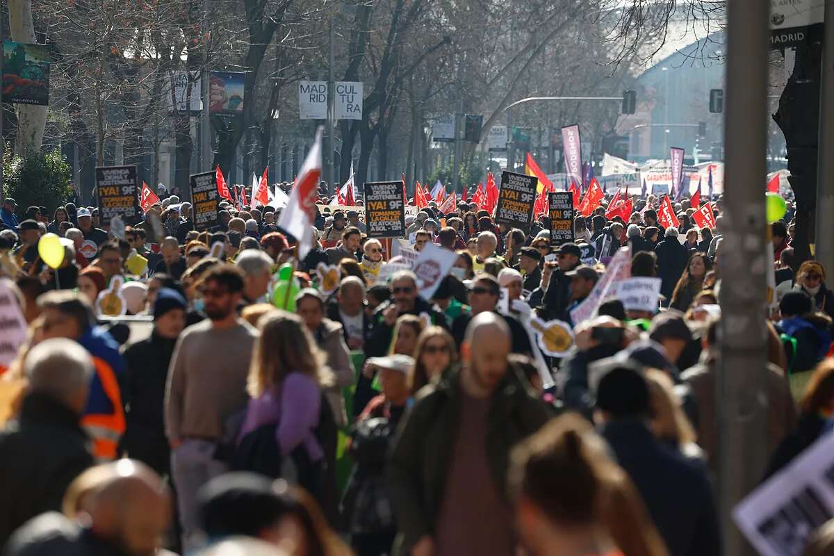 Una manifestación recorre el centro de Madrid para reclamar contra la subida de precios y por el derecho a una vivienda digna