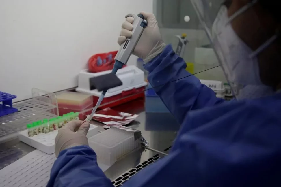El Covid ha encontrado una nueva va para contagiarte: as infecta tus clulas