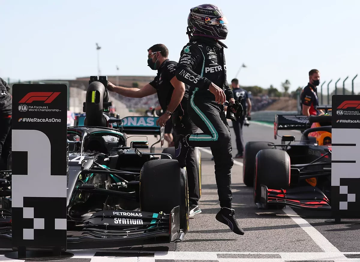 Hamilton contiene a Bottas en Portimao para firmar su 97 'pole'
