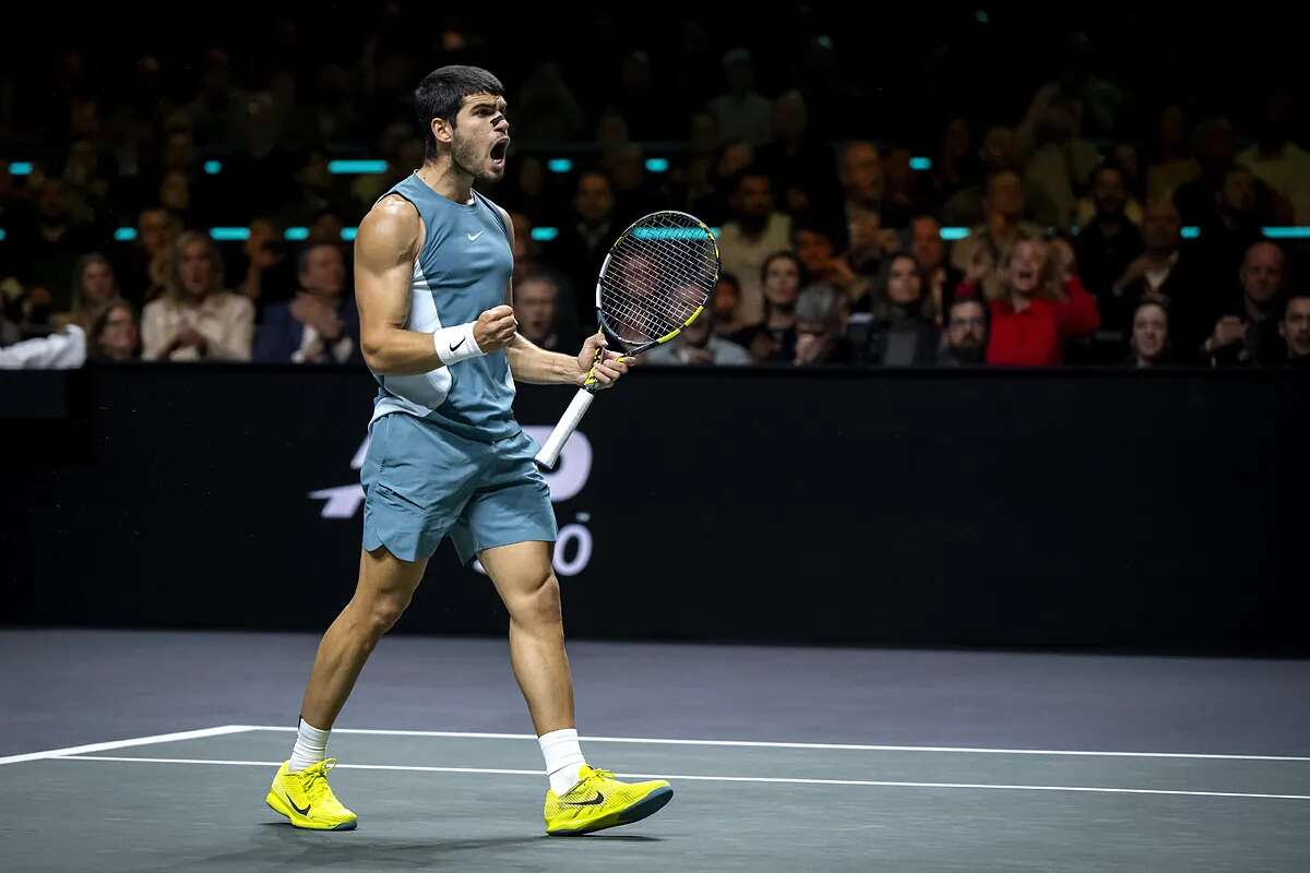 Alcaraz aprueba su asignatura pendiente en Rotterdam: también es campeón en pista dura bajo techo