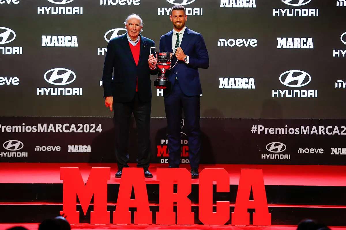 Artem Dovbyk recibe el Premio Pichichi y Unai Simón, el Trofeo Zamora