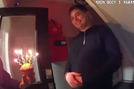 Un joven llamó a Emergencias porque se sentía solo en su cumpleaños y la Policía de Boston le llevó una sorpresa