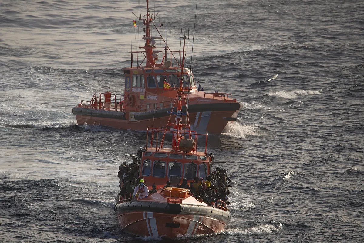 Un nuevo cayuco con 216 personas migrantes, incluidos numerosos menores, desborda la isla de El Hierro