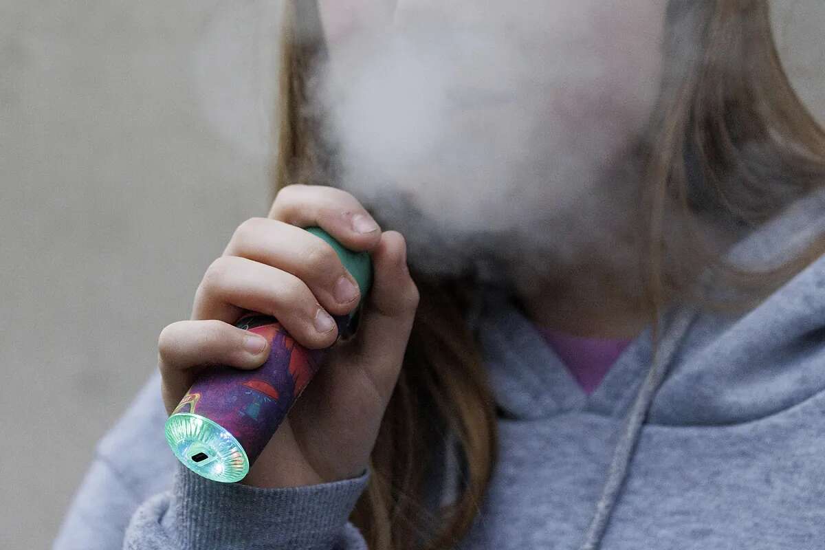 El humo del vapeo, incluso sin nicotina, también deja una huella perjudicial en el organismo