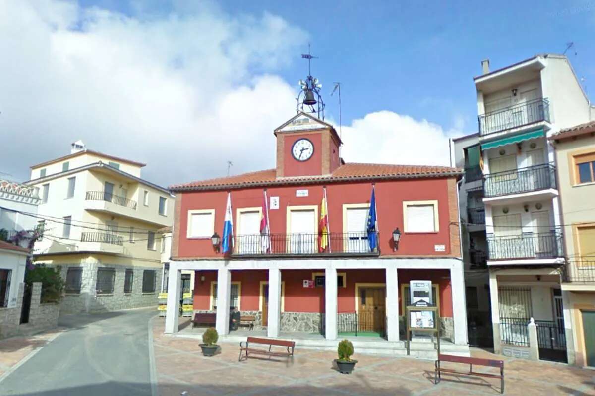 Un pueblo de Toledo vota en referéndum si siguen tocando o no las campanas del Ayuntamiento por la noche