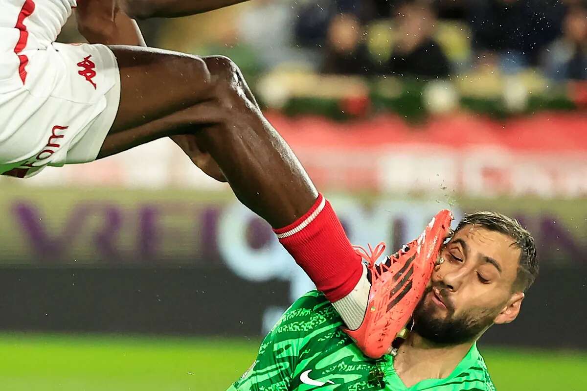 Salvaje plantillazo en la cara de Donnarumma durante el PSG-Monaco: 