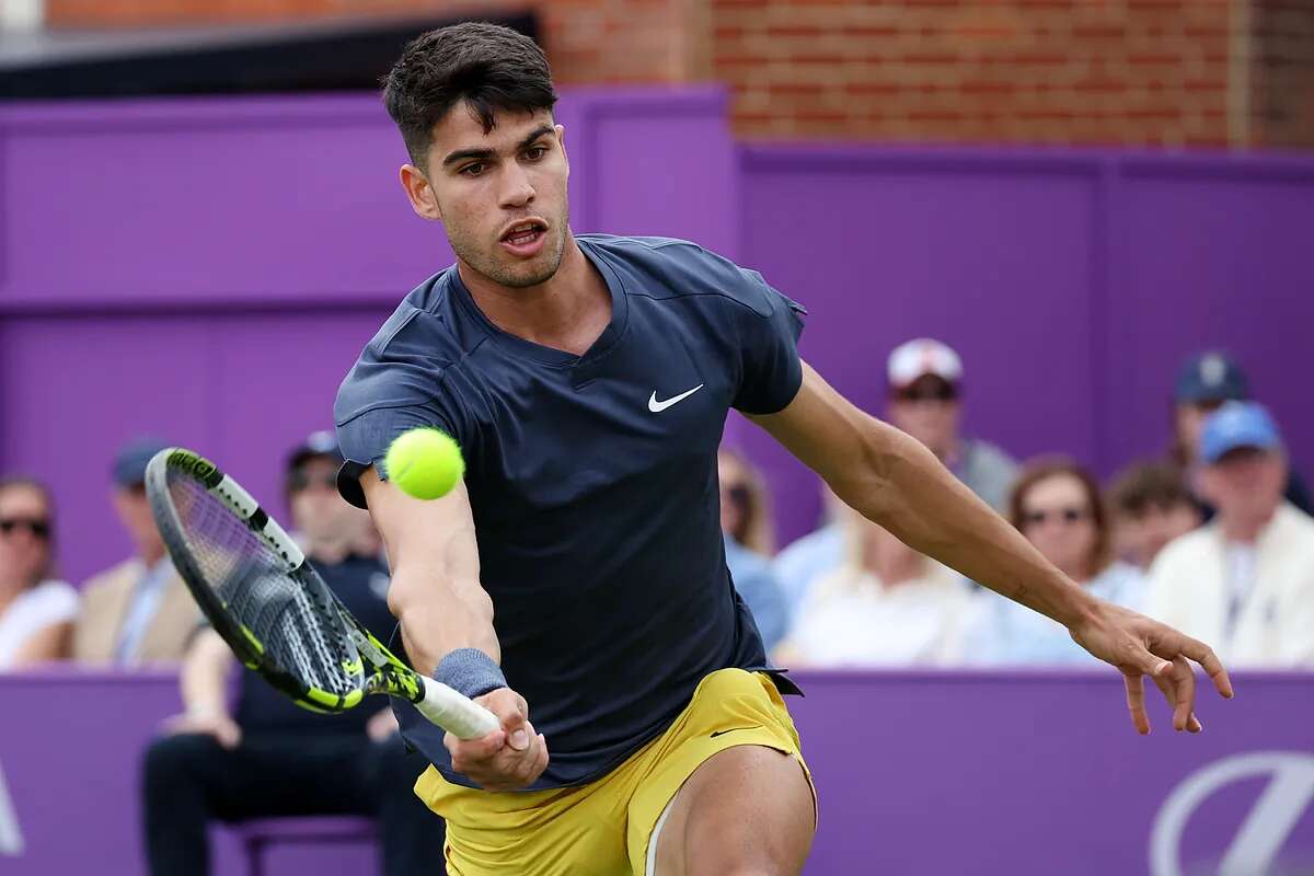 Alcaraz inicia con victoria ante Cerúndolo la defensa del título en Queen's