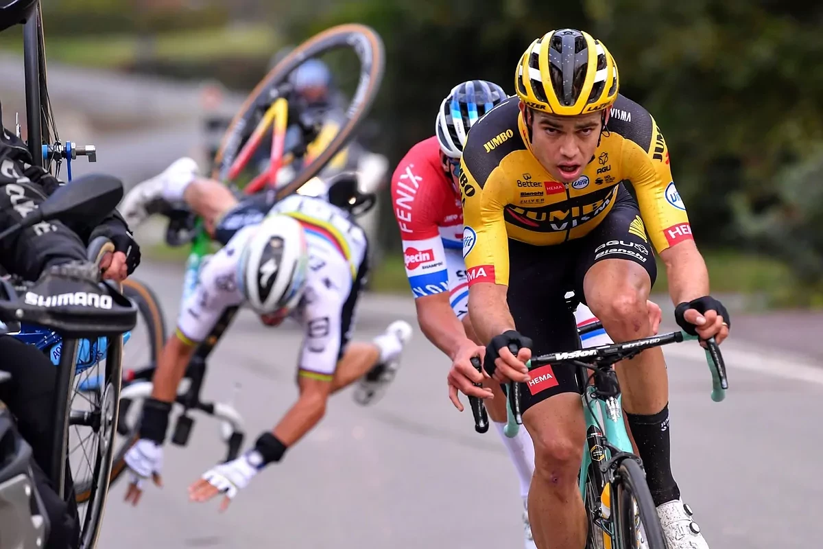 Alaphilippe choca contra una moto cuando iba en cabeza y Van der Poel vence a Van Aert