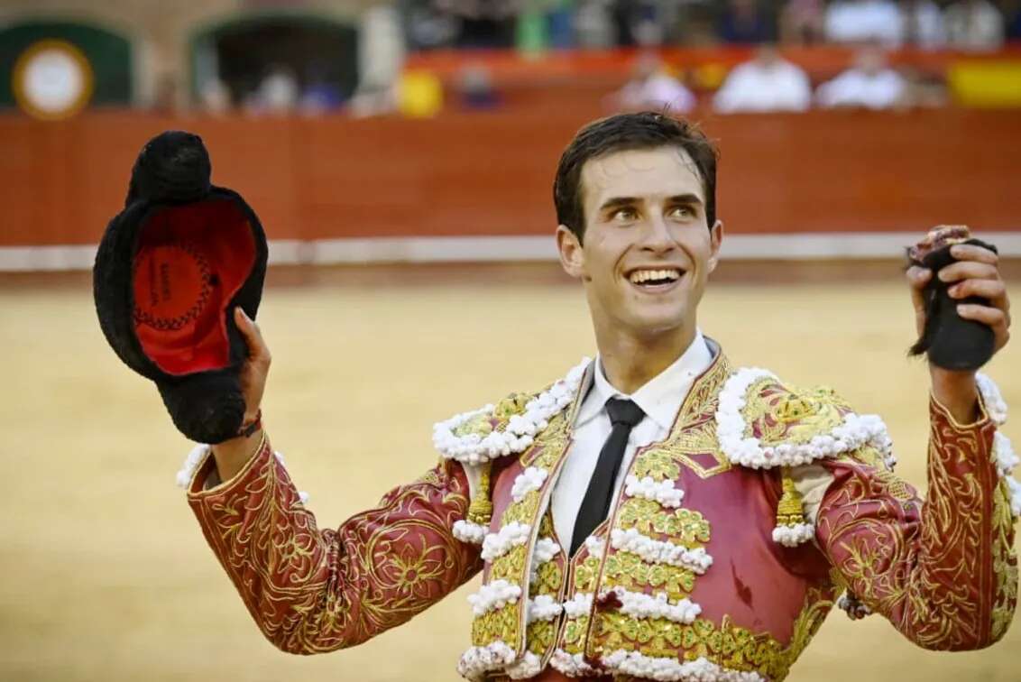 Samuel Navalón corta, con entrega, la única oreja de la novillada de apertura en Valencia