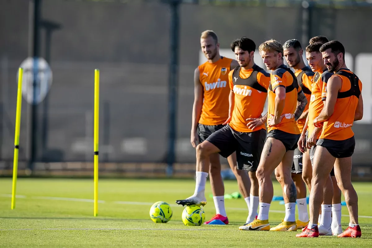 Arranca otro Valencia al borde del colapso