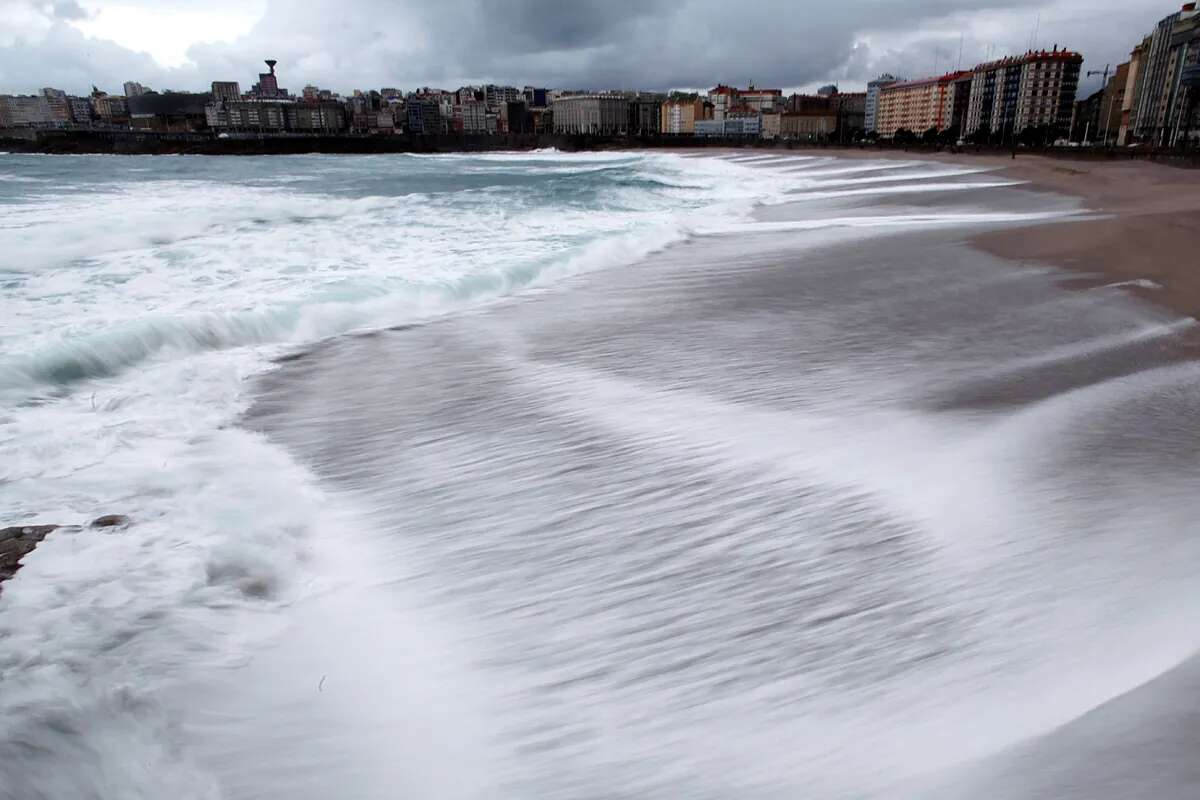 Lluvia, niebla, viento y olas ponen en aviso a 17 provincias por rachas de hasta 100 kilómetros por hora y olas de 7 metros en el norte