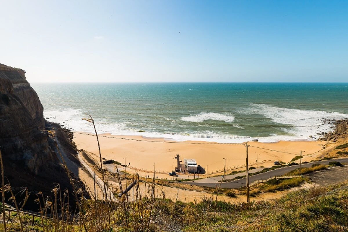 Un padre muere al intentar salvar a sus dos hijas en una playa de Portugal