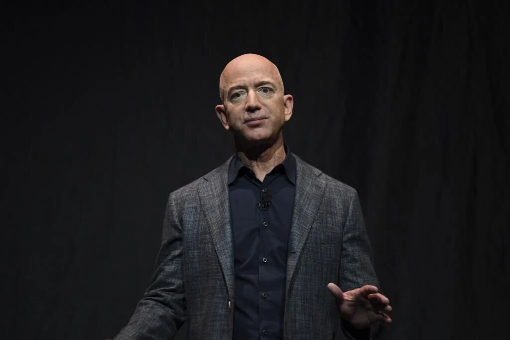Un asiento para viajar con Jeff Bezos al espacio se vende por 28 millones de dólares en una subasta