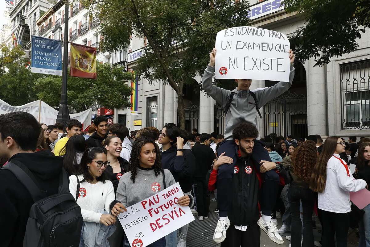 Centenares de estudiantes se manifiestan contra Pilar Alegría: 