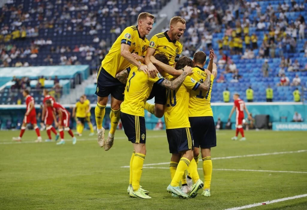 Suecia se sobrepone a Lewandowski para acabar primera