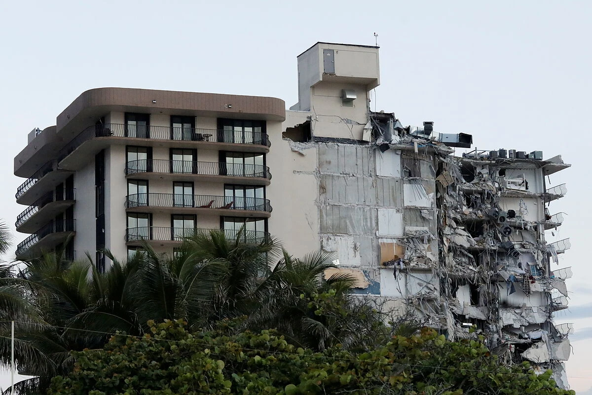 Al menos un muerto en el derrumbe de un edificio de apartamentos en Miami Beach
