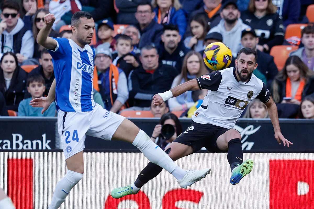 El Valencia rescata ante el Alavés un punto de supervivencia que no apaga la ira de Mestalla