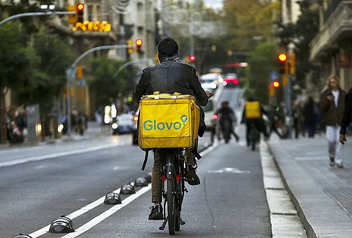 Glovo respetará la antigüedad de los riders, pero prevé acogerse a un convenio caducado desde 2007 hasta tener uno propio