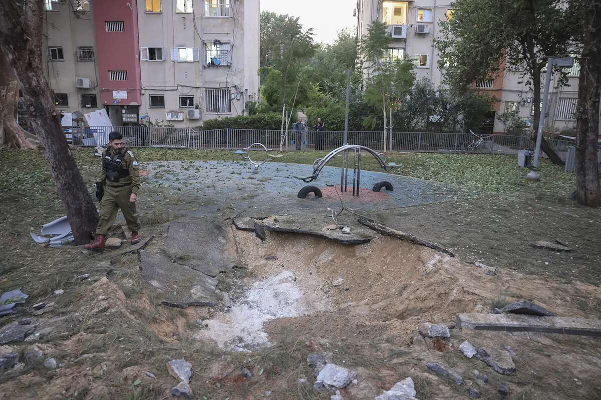 Un misil balístico disparado por los hutíes causa al menos 16 heridos en Tel Aviv