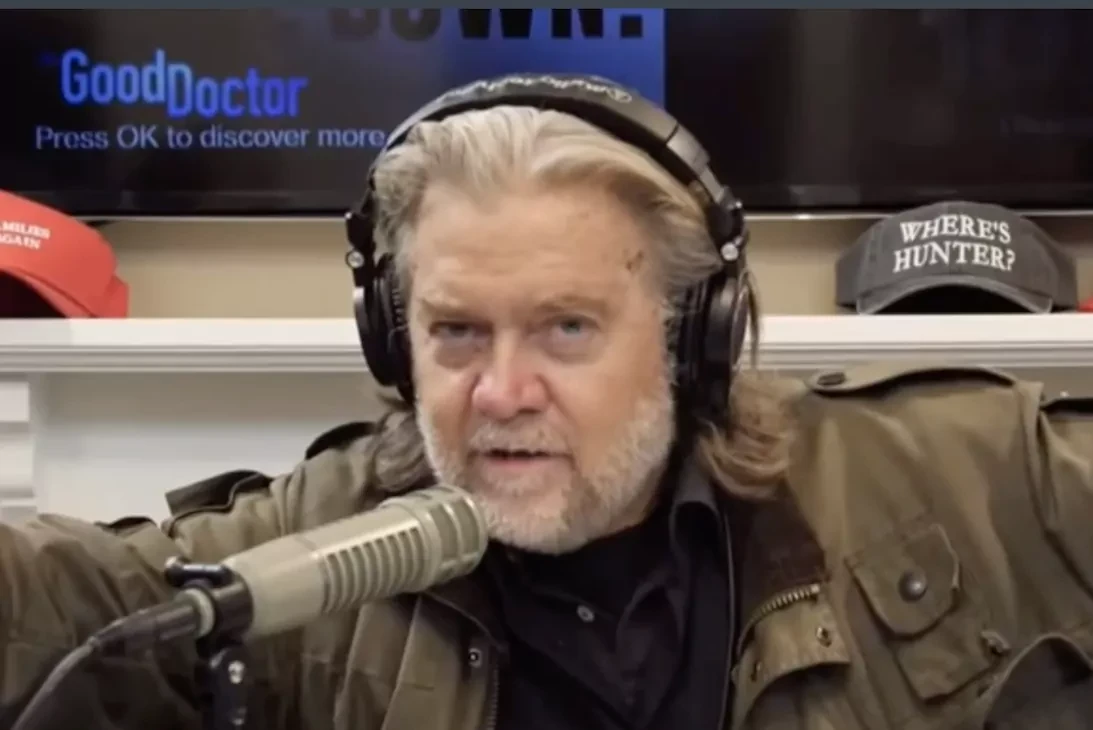 Steve Bannon, suspendido en Twitter y YouTube tras sugerir poner 