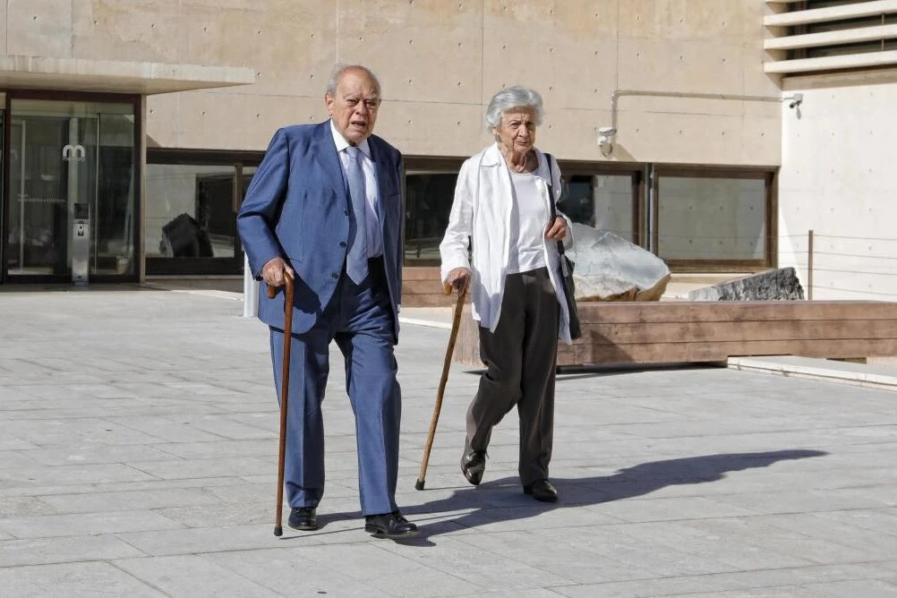 El juez manda a los Pujol a juicio y reclama siete millones de fianza al primogénito del clan
